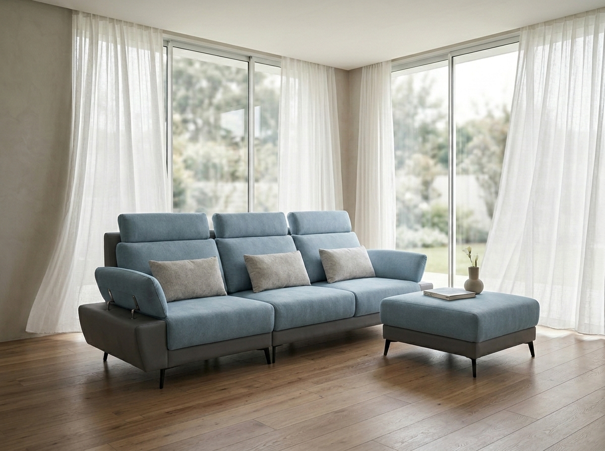 充滿自然光線與多功能沙發的空間